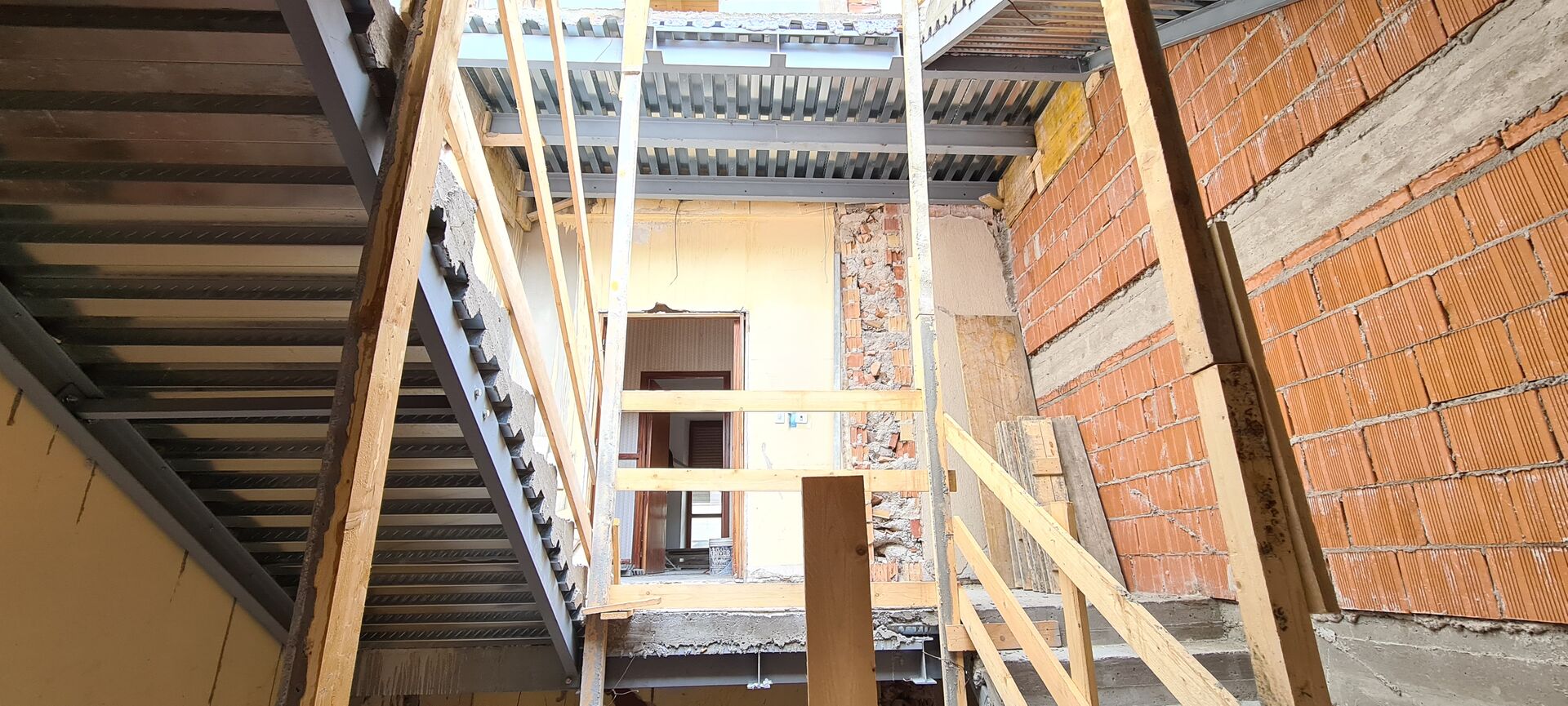 Cantiere — vano scale e ascensore