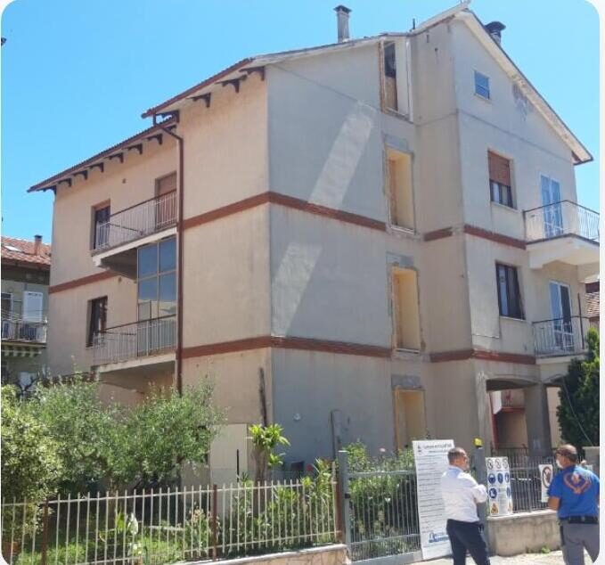 Edificio con danni sismici prima dell'intervento