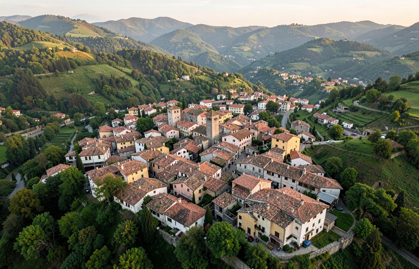 Veduta di un centro storico marchigiano tra le colline